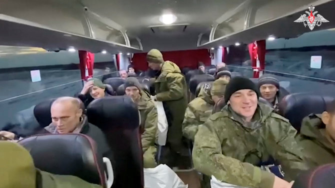 „Reuters“/„Scanpix“/Rusijos kareiviai po apsikeitimo belaisviais