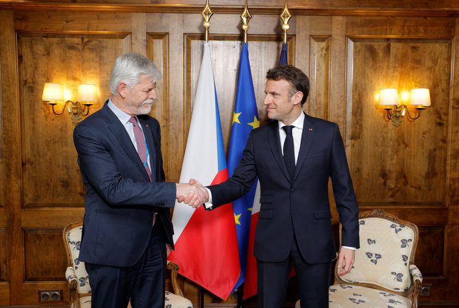 „Reuters“/„Scanpix“/Čekijos prezidentas Petras Pavelas ir Prancūzijos lyderis Emmanuelis Macronas