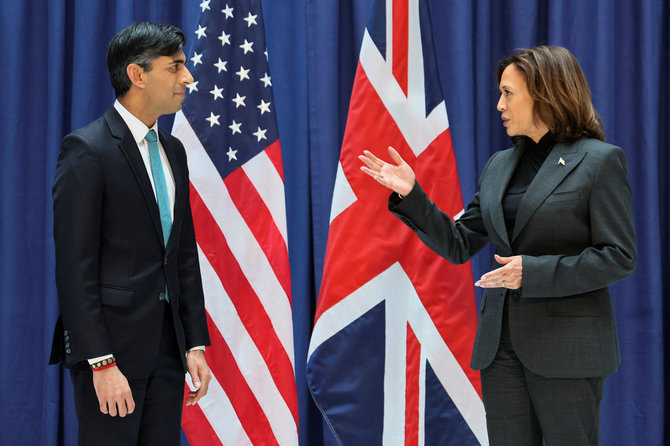 „Reuters“/„Scanpix“/Jungtinės Karalystės ministras pirmininkas R.Sunakas ir JAV viceprezidentė K.Harris