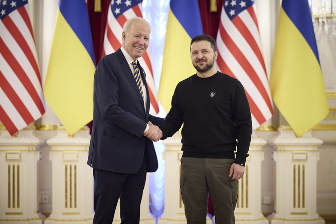 „AP“/„Scanpix“/JAV prezidentas Joe Bidenas ir Ukrainos lyderis Volodymyras Zelenskis Kyjive