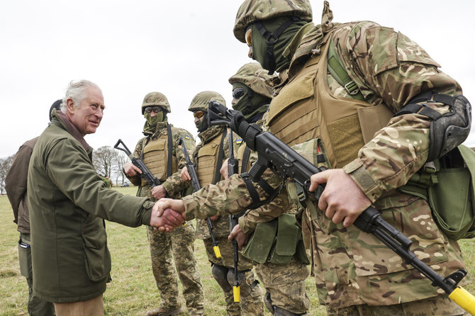 „AP“/„Scanpix“/Karalius Karolis III susitiko su Didžiojoje Britanijoje apmokomais Ukrainos kariais