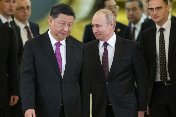 „AP“/„Scanpix“/Kinijos prezidentas Xi Jinpingas ir Rusijos lyderis Vladimiras Putinas