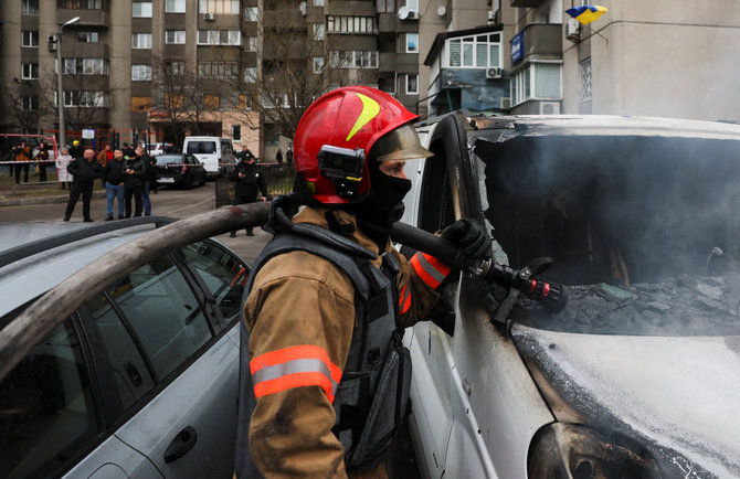 „Reuters“/„Scanpix“/Gaisrininkų komanda sprogimo vietoje Kyjive