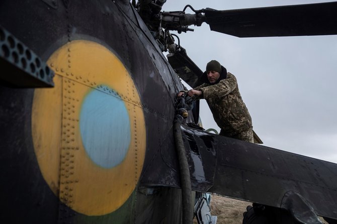 „AP“/„Scanpix“/Ukrainos karys prie sraigtasparnio Mi-24