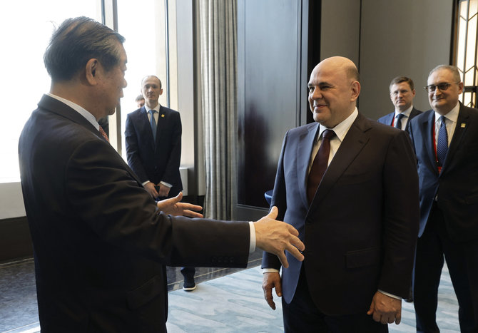 „AP“/„Scanpix“/Rusijos premjeras Michailas Mišustinas ir Kinijos ministras pirmininkas He Lifeng