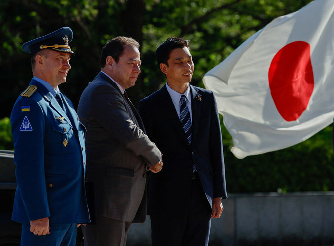 „Reuters“/„Scanpix“/Ukrainos ambasadorius Sergejus Korsunskis ir Japonijos gynybos viceministras Toshiro Ino