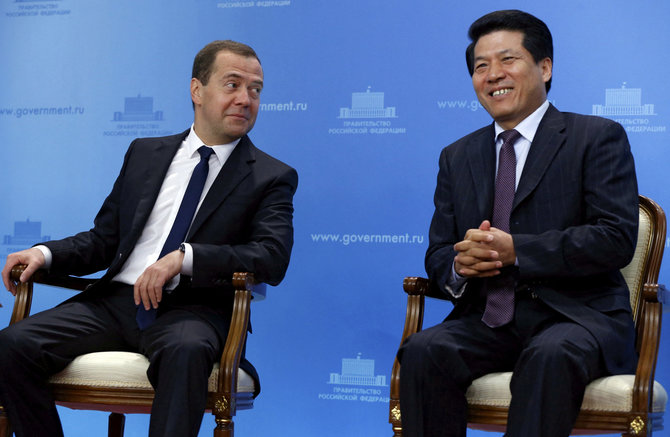 „Reuters“/„Scanpix“/Buvęs Kinijos ambasadorius Rusijoje Li Hui ir Dmitrijus Medvedevas