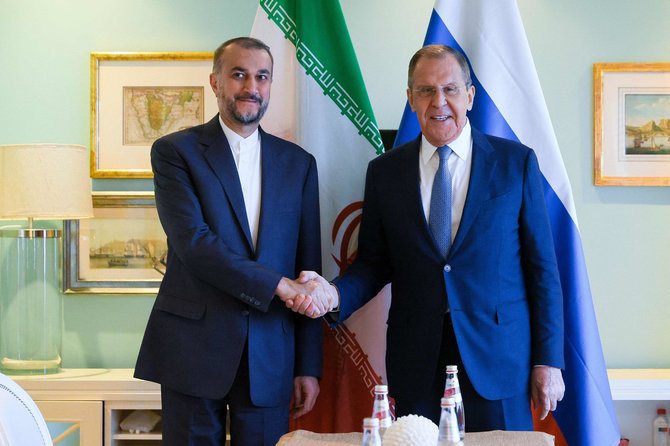 „AFP“/„Scanpix“/Irano užsienio reikalų ministras Hosseinas Amir-Abdollahianas ir Rusijos užsienio reikalų ministras Sergejus Lavrovas