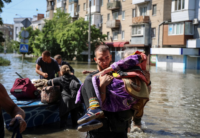 „Reuters“/„Scanpix“/Chersono gyventojų evakuacija