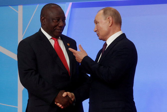 „Reuters“/„Scanpix“/Pietų Afrikos Respublikos prezidentas Cyrilas Ramaphosa ir Rusijos lyderis Vladimiras Putinas