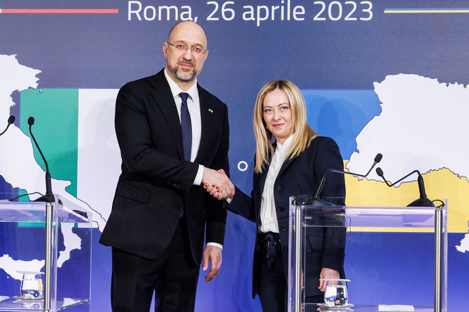 „Zuma press“/„Scanpix“/Italijos premjerė Giorgia Meloni ir Ukrainos ministras pirmininkas Denysas Šmyhalis