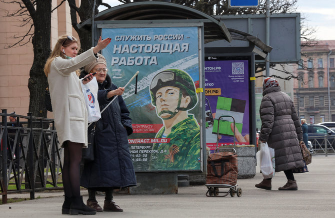 „Reuters“/„Scanpix“/Kvietimo prisijungti prie kariuomenės reklama Sankt Peterburge