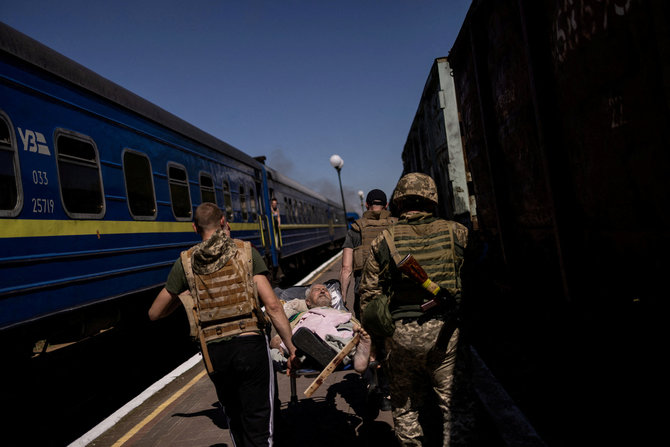 „Reuters“/„Scanpix“/Sužeistieji Chersono geležinkelio stotyje