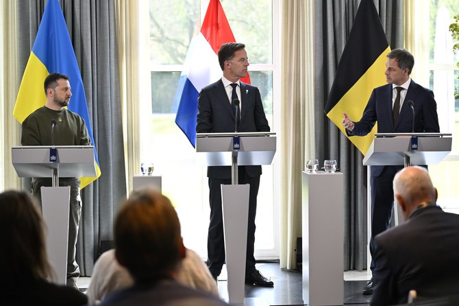„Zuma press“/„Scanpix“/Ukrainos lyderis Volodymyras Zelenskis, Nyderlandų premjeras Markas Rutte ir Belgijos ministras pirmininkas Aleksanderis De Croo