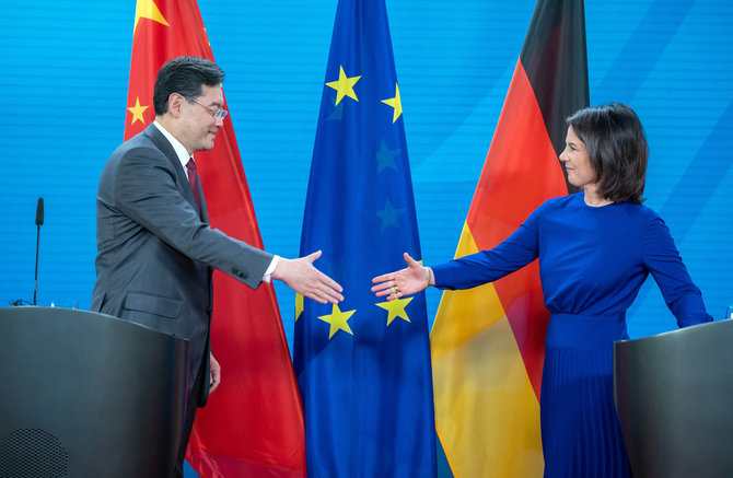 „Reuters“/„Scanpix“/Kinijos užsienio reikalų ministras Qin Gangas ir Vokietijos užsienio reikalų ministrė Annalena Baerbock