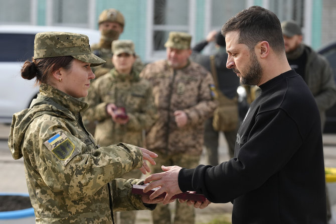 „AP“/„Scanpix“/Ukrainos prezidentas Volodymyras Zelenskis įteikia medalį Ukrainos gynėjai