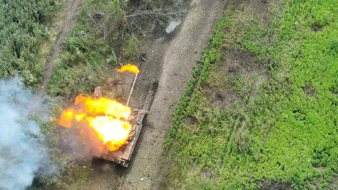 „Reuters“/„Scanpix“/Netoli Bachmuto iš oro sunaikintas rusų tankas