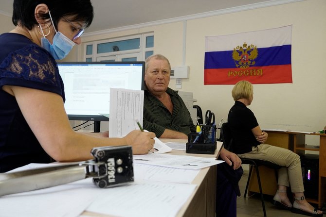 „AFP“/„Scanpix“/Vyras laukia rusiško paso okupuotame Melitopolyje