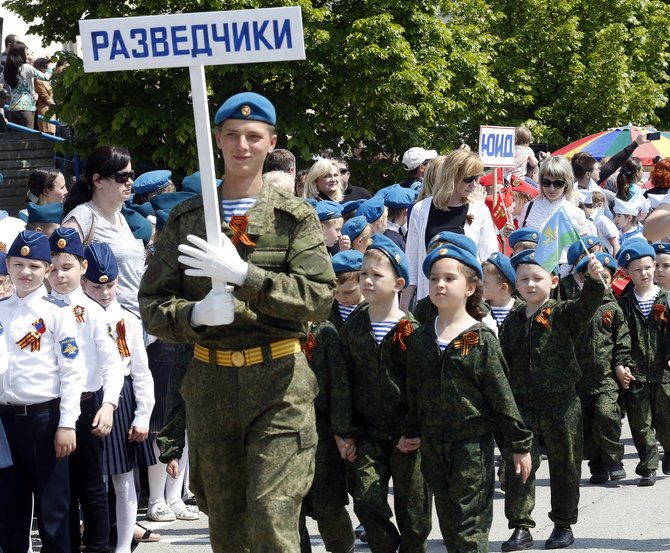 „AP“/„Scanpix“/Rusijos karys su vaikais kariniame parade