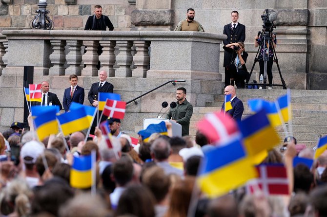 „AFP“/„Scanpix“/Ukrainos prezidentas Volodymyras Zelenskis kreipiasi į danus Kopenhagoje