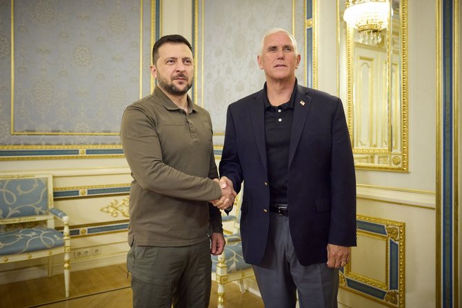 „AFP“/„Scanpix“/Buvęs Jungtinių Valstijų viceprezidentas Mike'as Pence'as ir Ukrainos lyderis Volodymyras Zelenskis