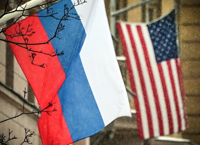 „AFP“/„Scanpix“/Rusijos ir JAV vėliavos