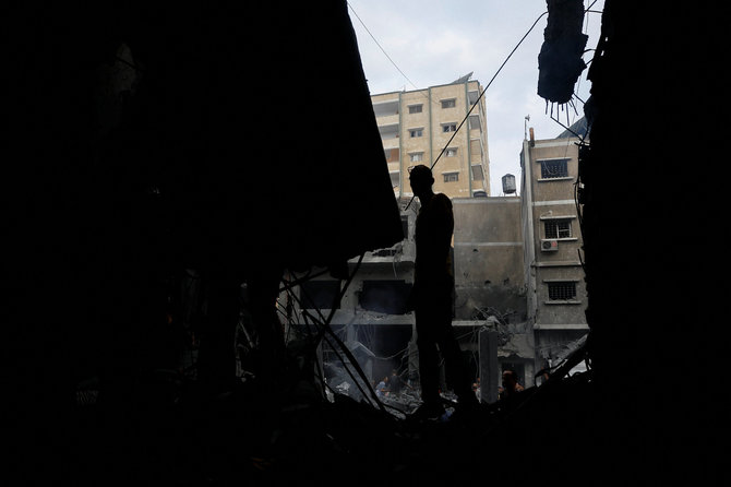„Reuters“/„Scanpix“/Palestinietis griuvėsiuose Gazos Ruože