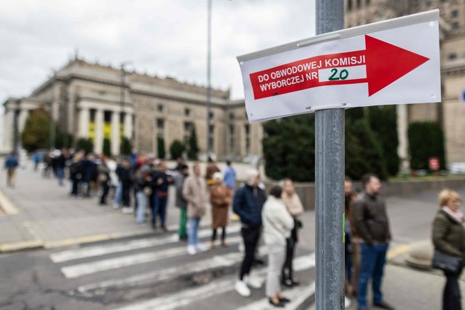 „AFP“/„Scanpix“/Rinkėjai Varšuvoje
