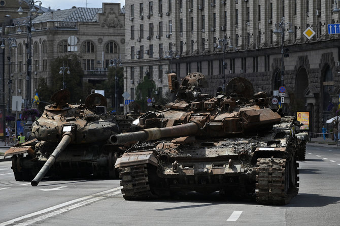 „Zuma press“/„Scanpix“/Kyjive demonstruojami sunaikinti Rusijos tankai