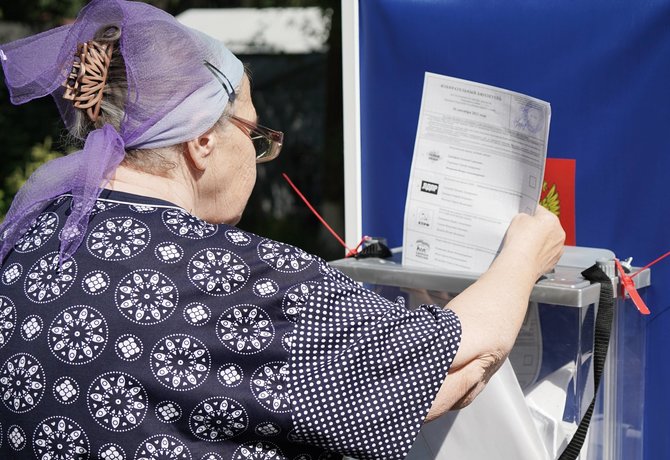„IMAGO“/„Scanpix“/Mariupolio gyventoja dalyvauja išankstiniame balsavime