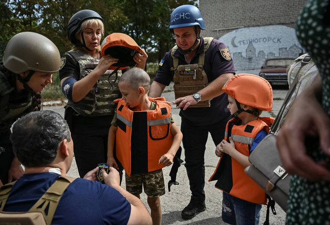 „Reuters“/„Scanpix“/Vaikų evakuacija iš kaimo prie Dniepro upės
