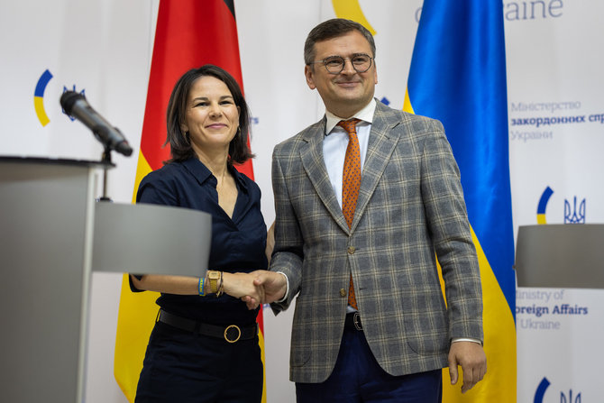 „DPA“/„Picture-Alliance“/„Scanpix“/Vokietijos užsienio reikalų ministrė Annalena Baerbock ir Ukrainos užsienio reikalų ministras Dmytro Kuleba