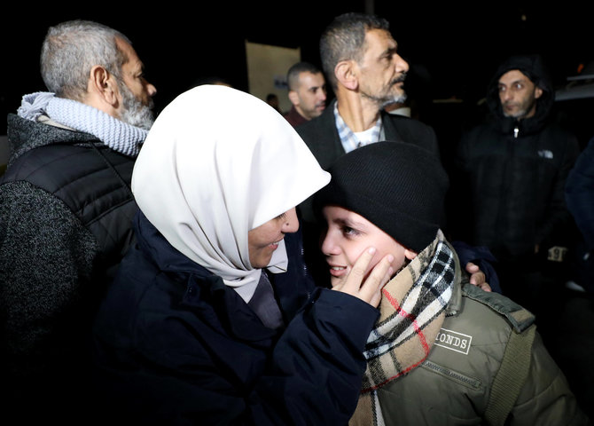 „SIPA“/„Scanpix“/Išlaisvinti palestiniečių kaliniai susitinka su šeimomis