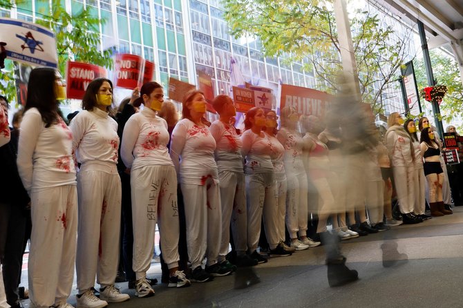 „AFP“/„Scanpix“/Protestas prieš smurtą prieš moteris prie Jungtinių Tautų būstinės Niujorke