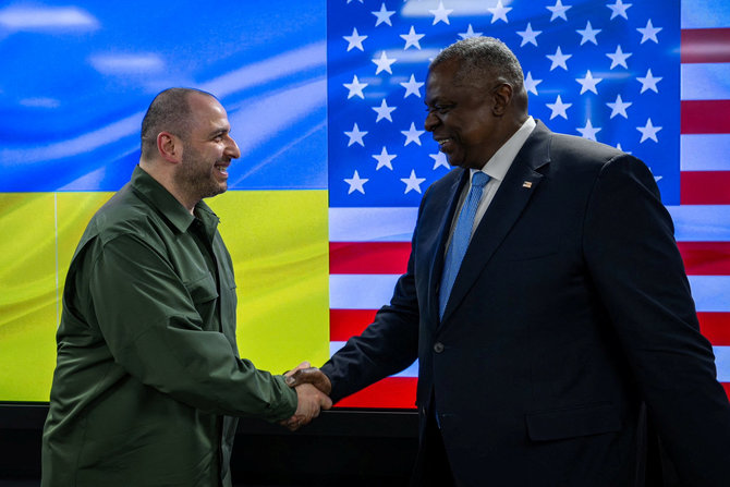 „Reuters“/„Scanpix“/Ukrainos gynybos ministras Rustemas Umerovas ir JAV gynybos sekretorius Lloydas Ostinas