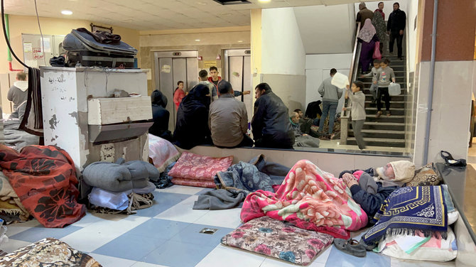 „Reuters“/„Scanpix“/Namų netekę palestiniečiai Nassero ligoninėje