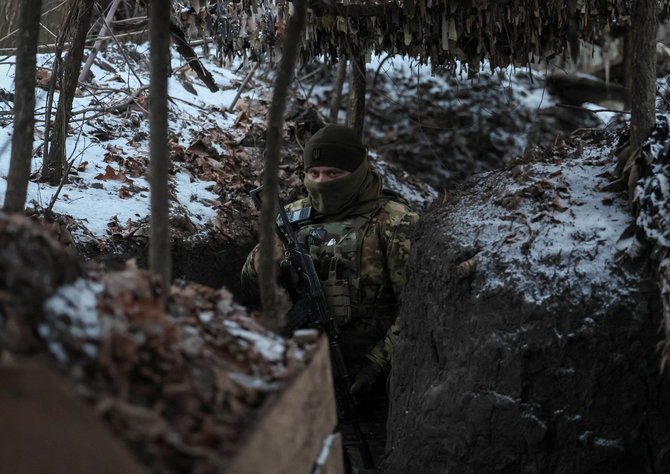 „Reuters“/„Scanpix“/Ukrainos karys tranšėjose