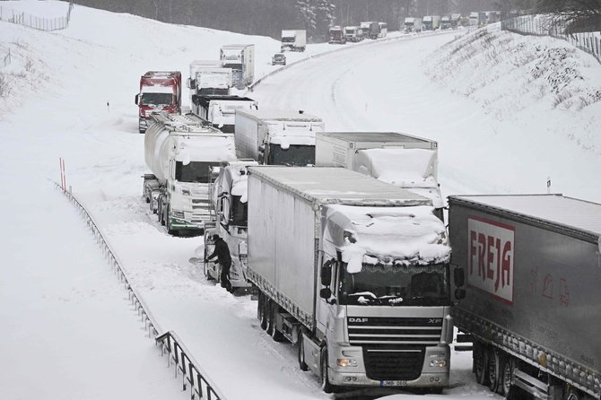 „AFP“/„Scanpix“/Švedijos kelyje įstrigusios transporto priemonės