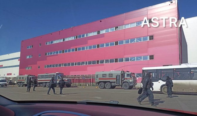 „Astra“/ „Telegram“/Policija prie rusų bendrovės pastato