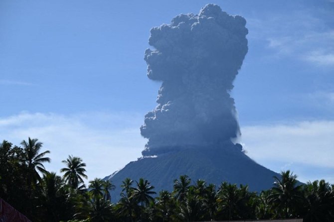Socialinių tinklų nuotrauka/Indonezijoje įsiveržė Ibu ugnikalnis