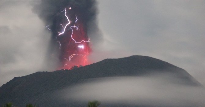 Socialinių tinklų nuotrauka/Indonezijoje įsiveržė Ibu ugnikalnis