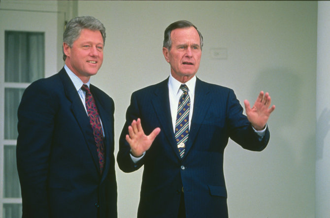 „Picture-alliance“/„Consolidated News Photos“/„Scanpix“/Buvę JAV prezidentai Billas Clintonas ir George'as H.W. Bushas
