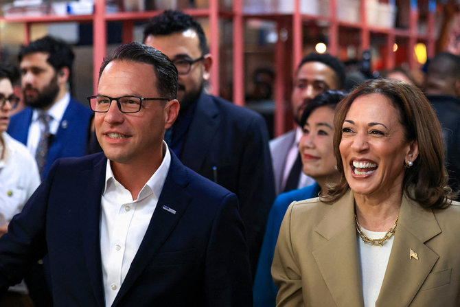 „Reuters“/„Scanpix“/JAV viceprezidentė Kamala Harris ir Pensilvanijos gubernatorius Joshas Shapiro