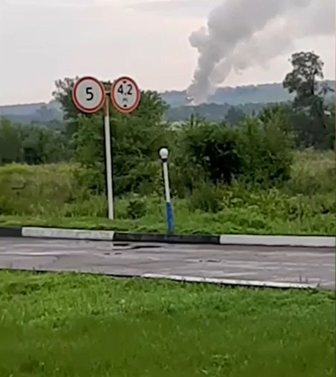Kadras iš vaizdo įrašo/Rusijos Voronežo srityje dega šaudmenų sandėlis