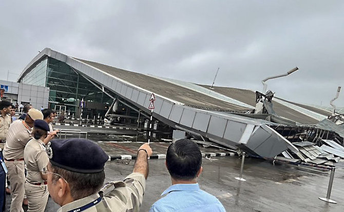 Socialinių tinklų nuotrauka/Naujajame Delyje sugriuvo oro uosto terminalo stogas