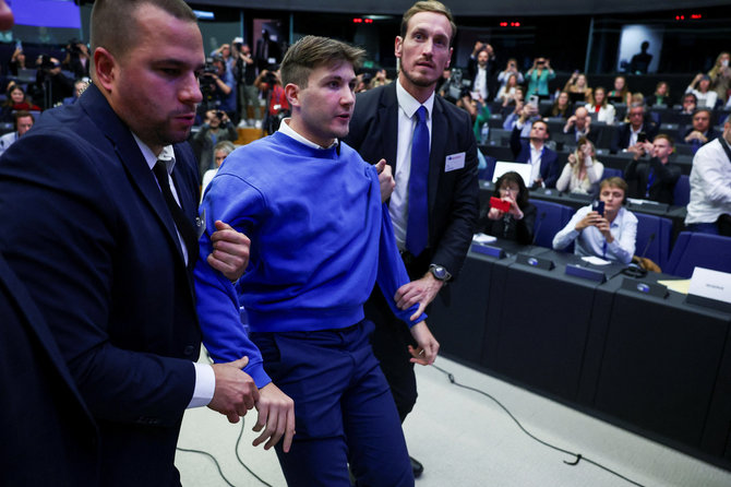 „Reuters“/„Scanpix“/Aktyvistas pertraukė V.Orbano spaudos konferenciją