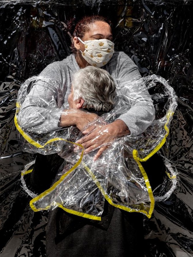 „World Press Photo“ nuotr./Mads Nissen „Pirmasis apsikabinimas“