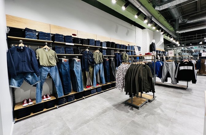 Įmonės nuotr./Pirmoji Baltijos šalyse „Cross Jeans“ išparduotuvė