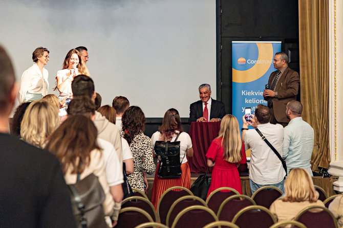  Andriaus Paulavičiaus nuotr./Dr. Zahi Hawass noriai dalijo autografus ir pozavo nuotraukoms