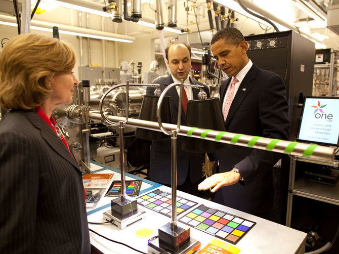 MIT naujienų tarnybos nuotr./Prezidentas B.Obama MIT Elektronikos Tyrimų Laboratorijoje